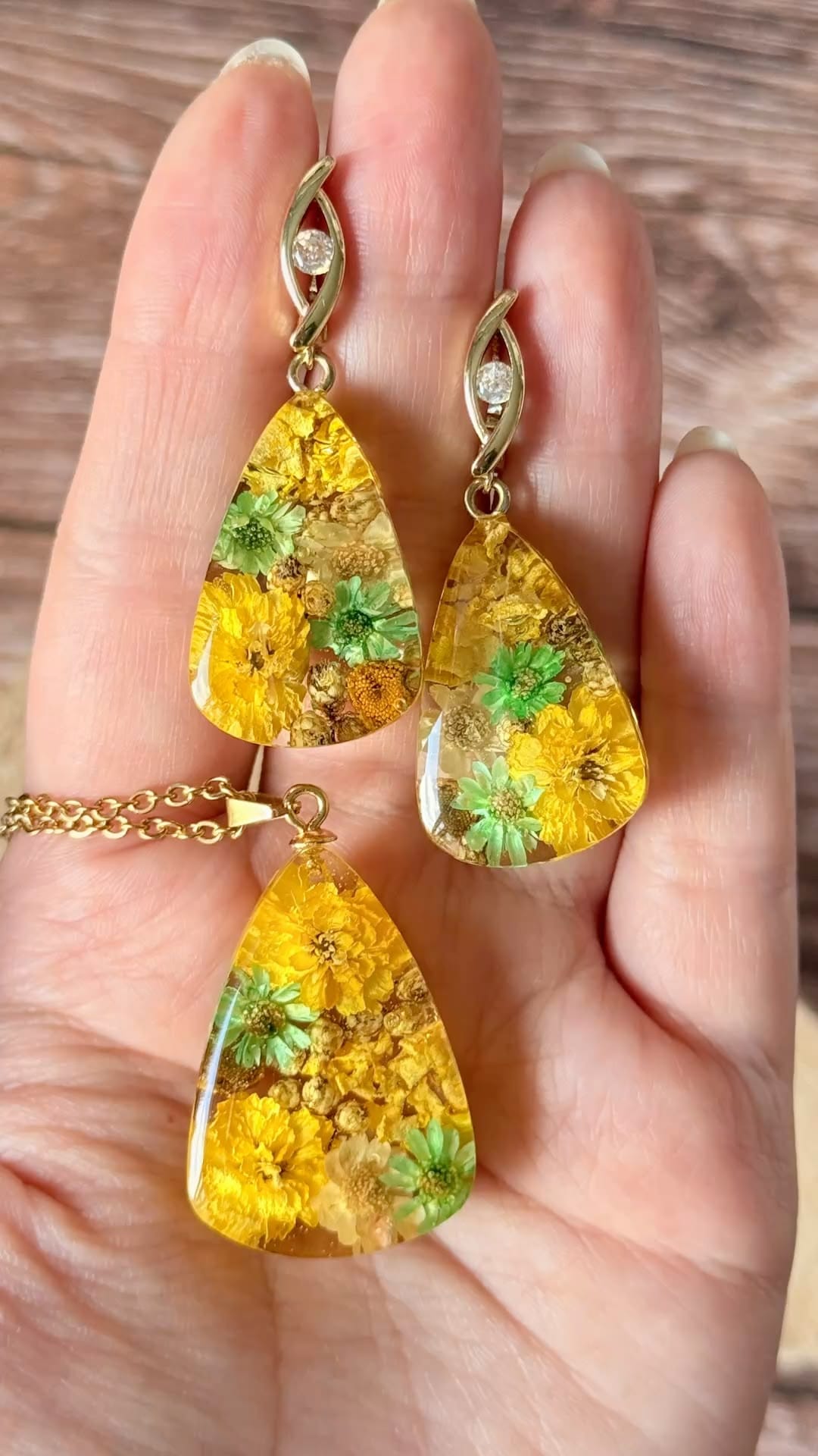 Aretes de resina amarillos con flores naturales