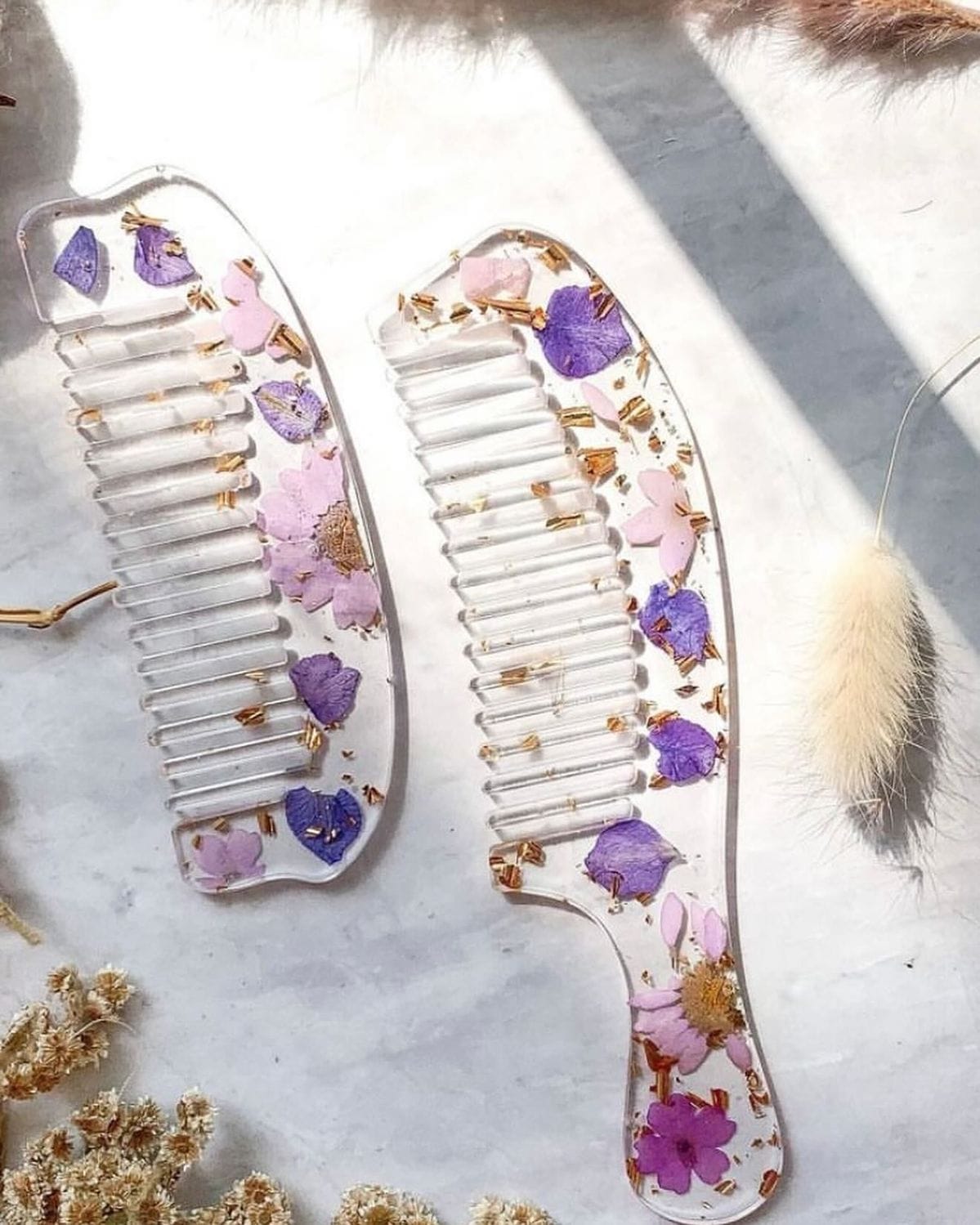 Peinetas de resina con flores y detalles dorados