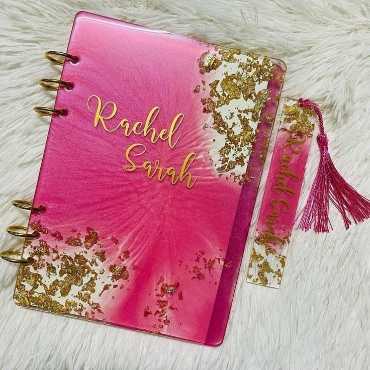 Agenda personalizada en resina rosa con detalles dorados